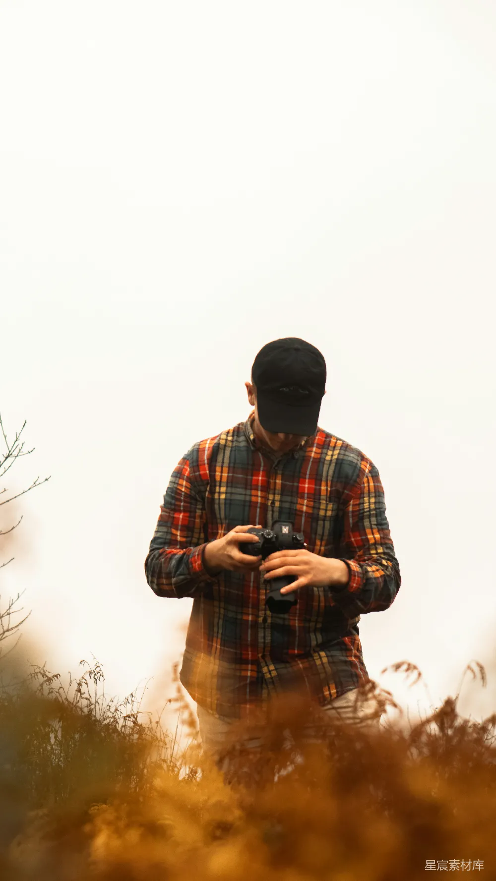 高清摄影  男人看着单反相机