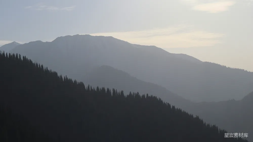 高清摄影  雾蒙蒙的山峦层层叠叠，呈现出不同的灰色调。