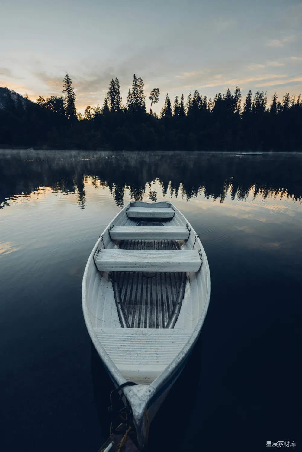 高清摄影  白天湖面上的白船
