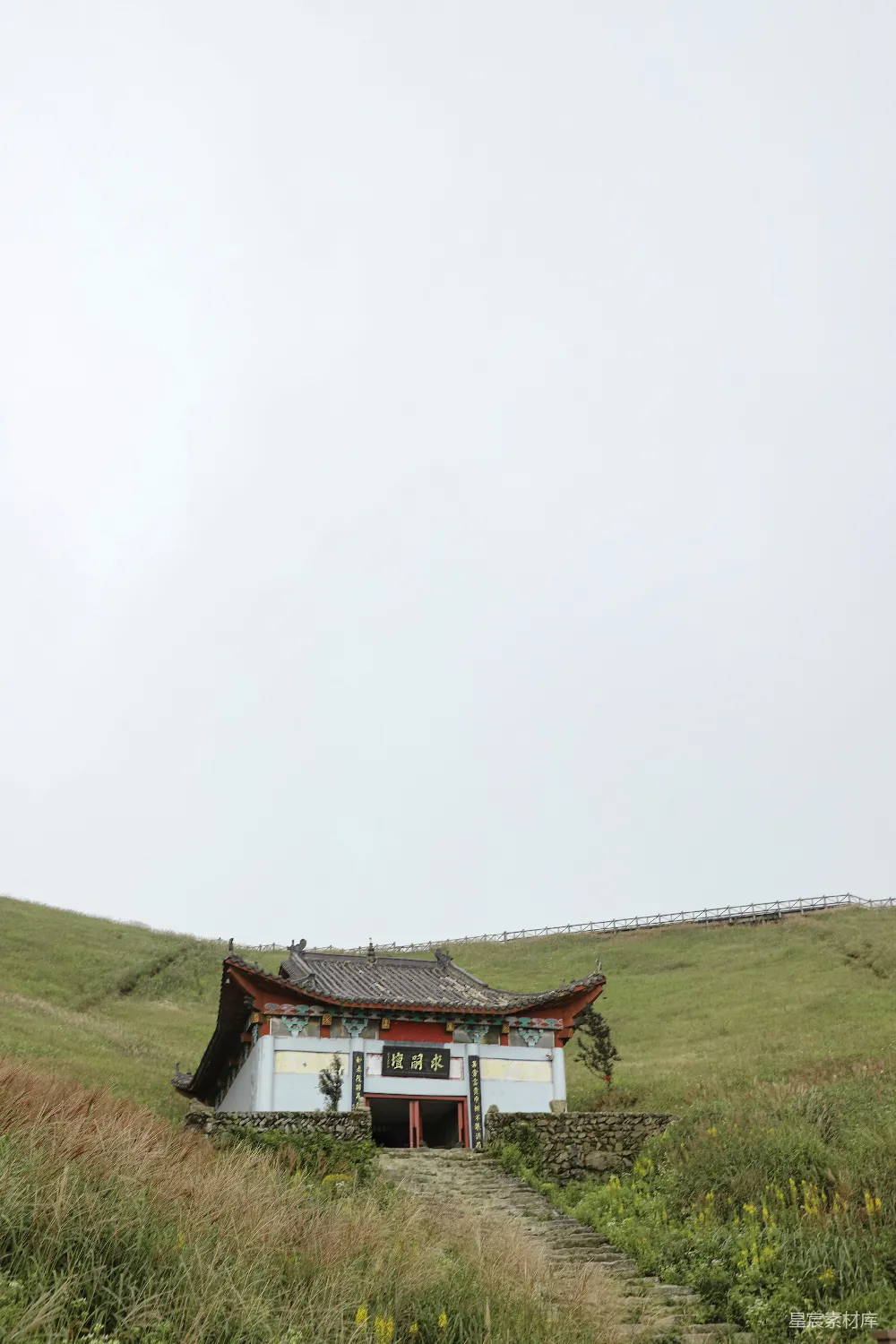 高清摄影  一座白色的小建筑在草地中。