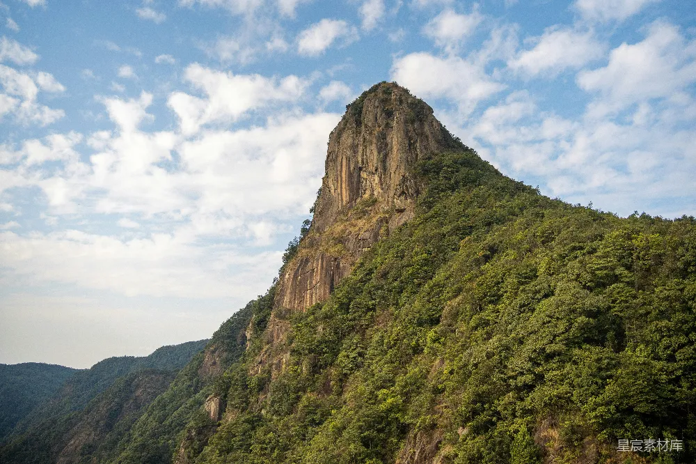 高清摄影  一座大树覆盖的高山
