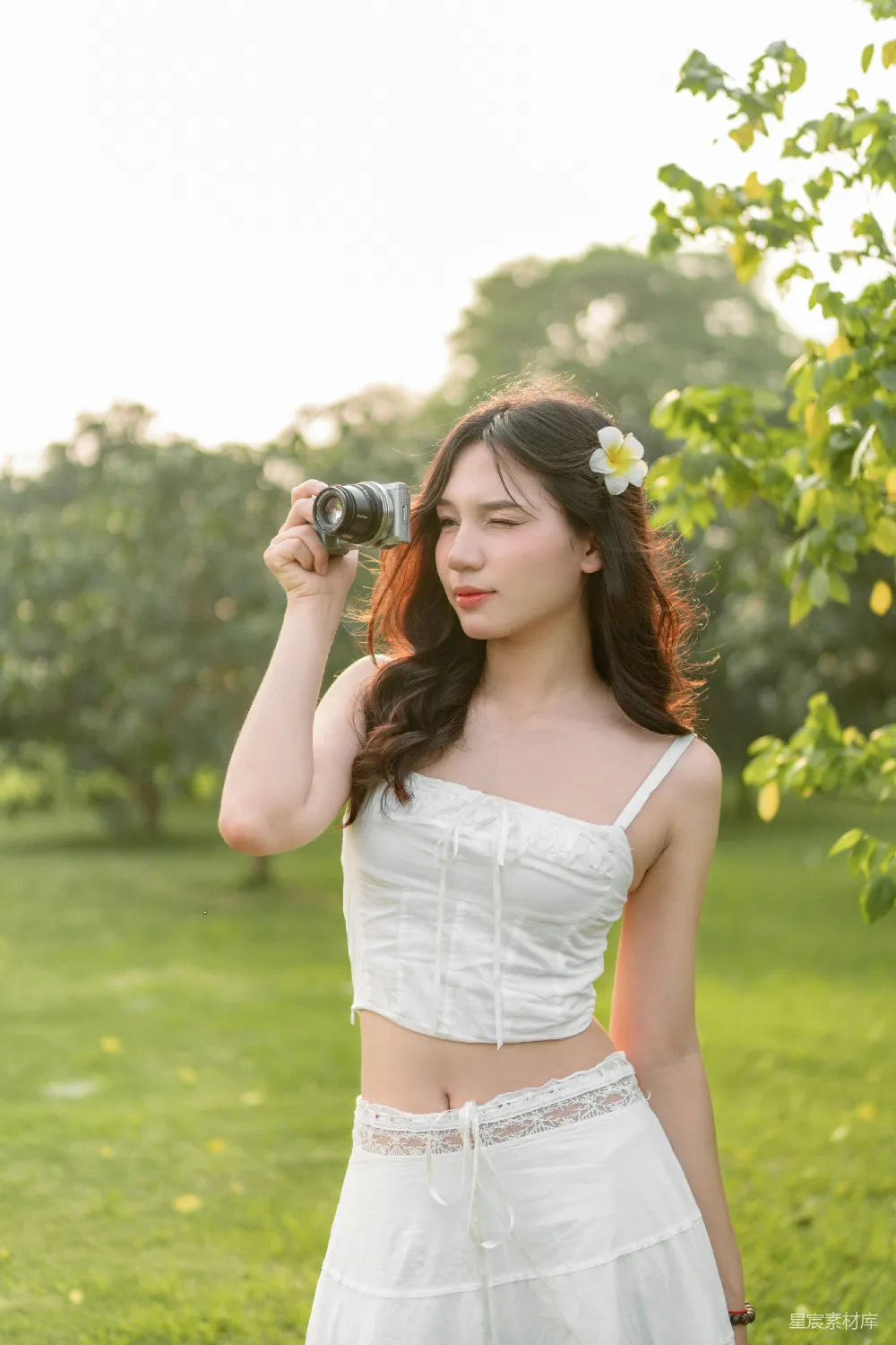 高清摄影  穿白色连衣裙的女子拿着相机