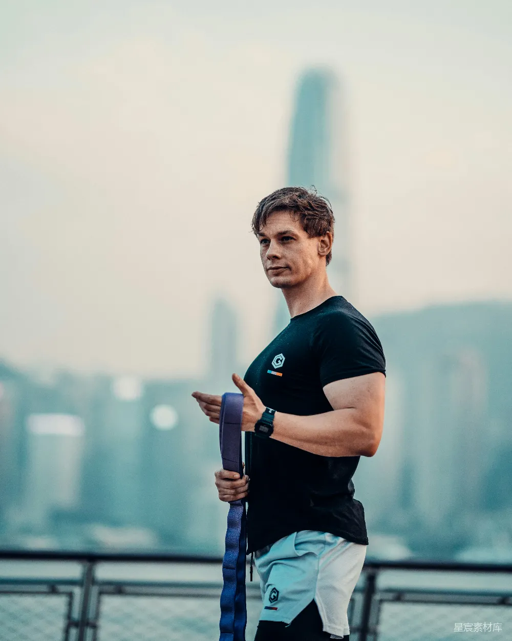 高清摄影  一个男人拿着网球拍站在网球场上。