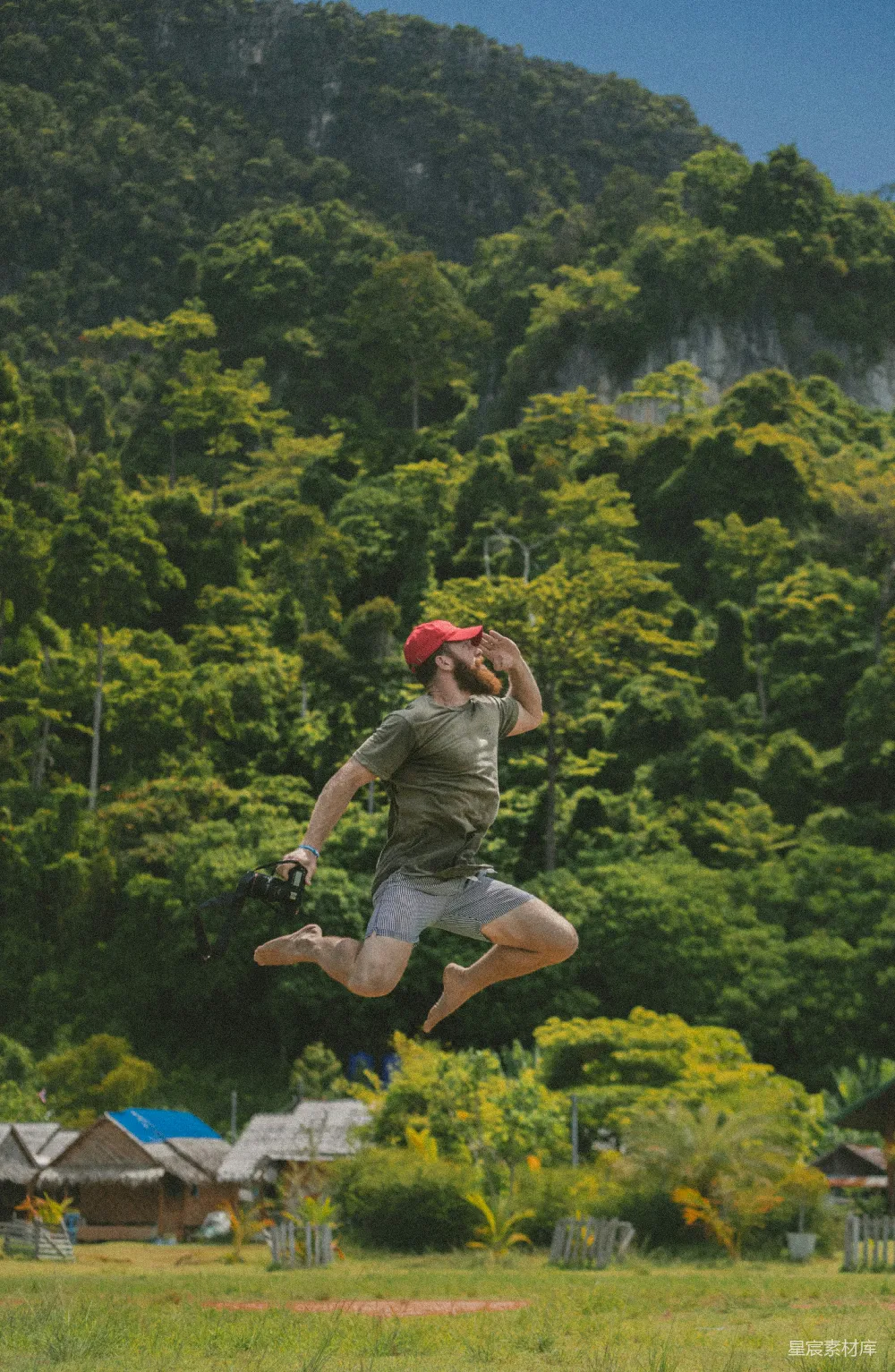 高清摄影  穿灰色上衣的男人跳起来