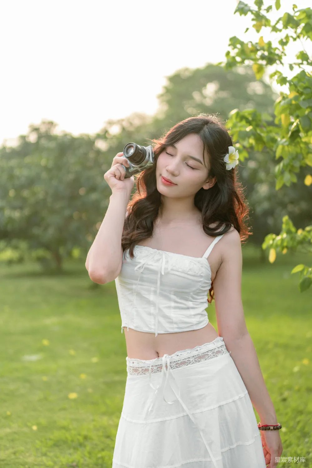 高清摄影  穿着白色连衣裙的女人手里拿着相机