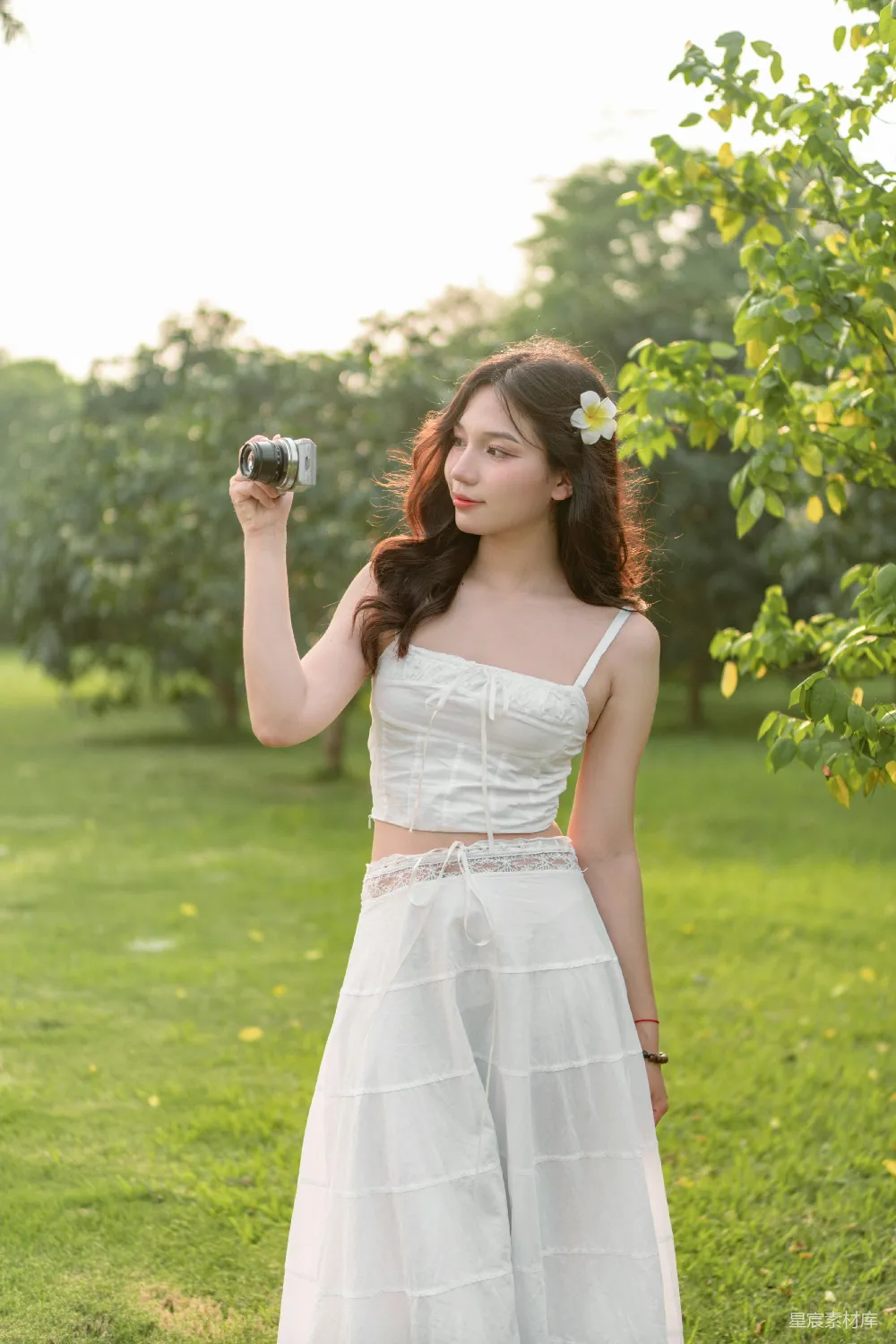 高清摄影  一个穿着白色连衣裙的女人拿着相机