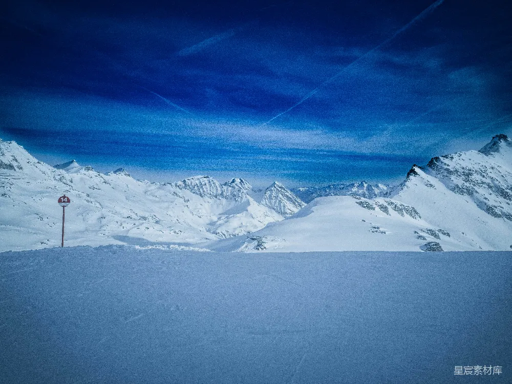 高清摄影  白天蓝天下的积雪覆盖的山