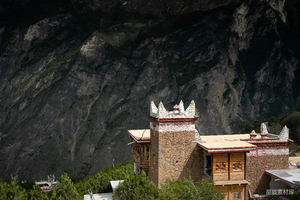 高清摄影  一座建筑后面有座山