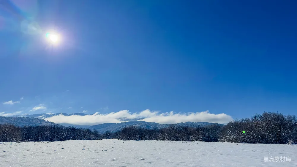 高清摄影  阳光在雪地上照耀得非常明亮。