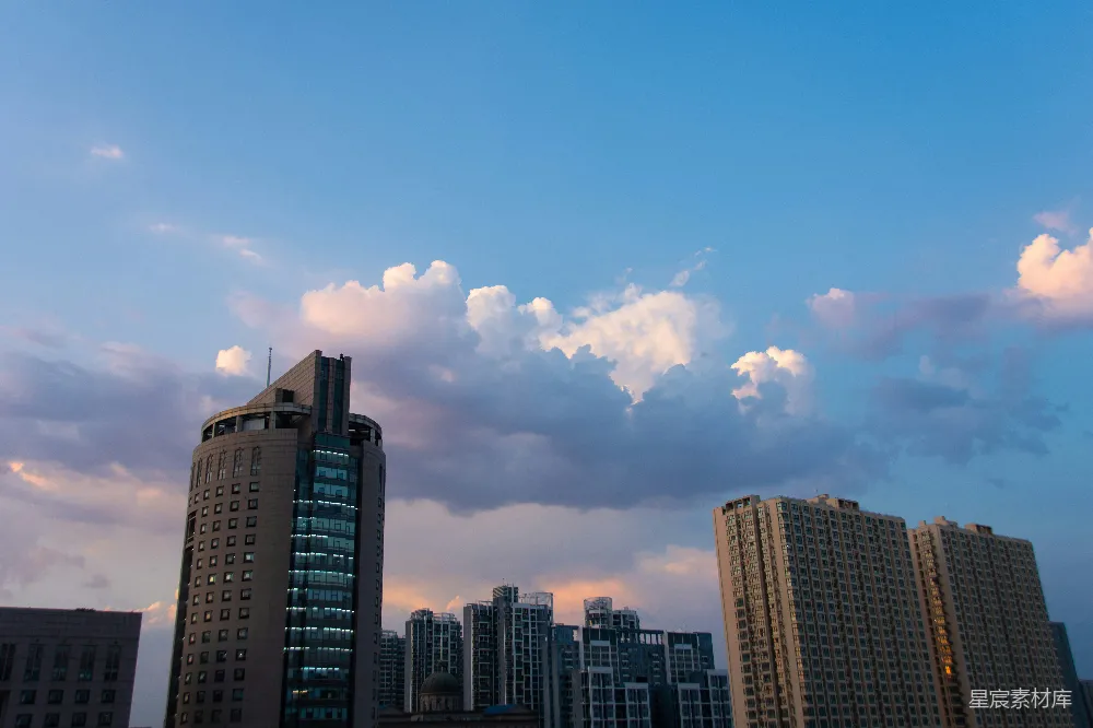 高清摄影 壁纸 一排建筑物，天空中有云彩。