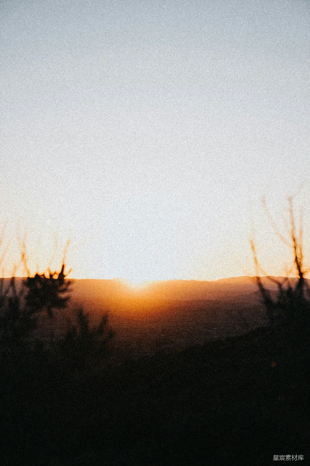 高清摄影  夕阳正落在这片田野的天际。