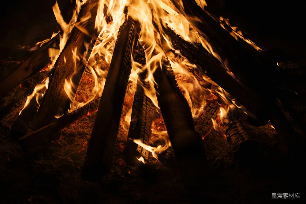 高清摄影  一个在夜晚熊熊燃烧的大型篝火。