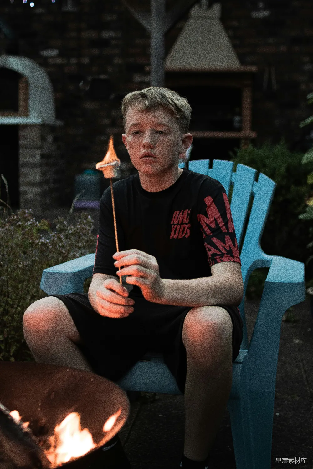 高清摄影 旅行 人物 小男孩在后院的篝火上烤着棉花糖。