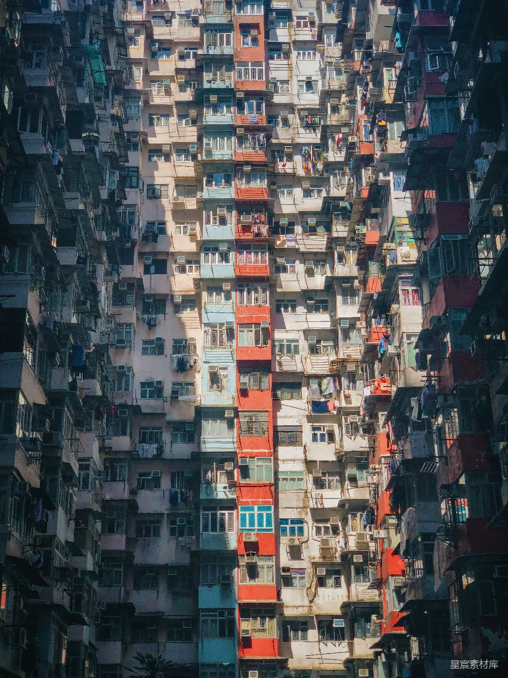 高清摄影 自然 白色和红色的高层建筑