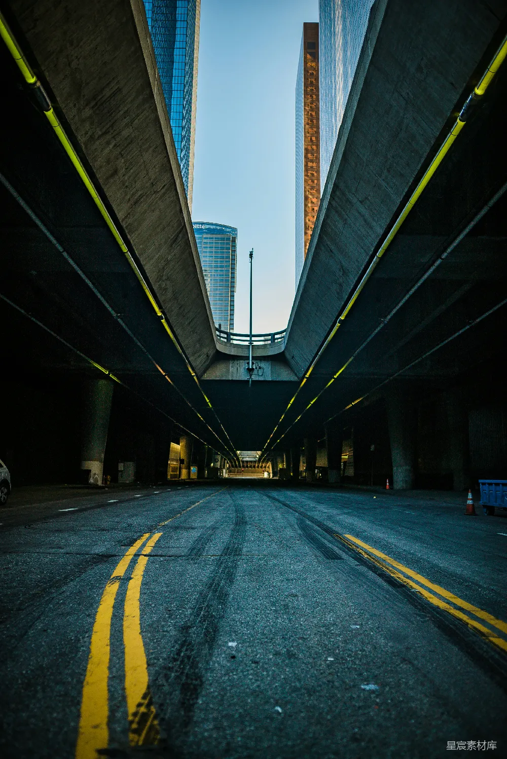 高清摄影  灰色混凝土桥靠近城市建筑