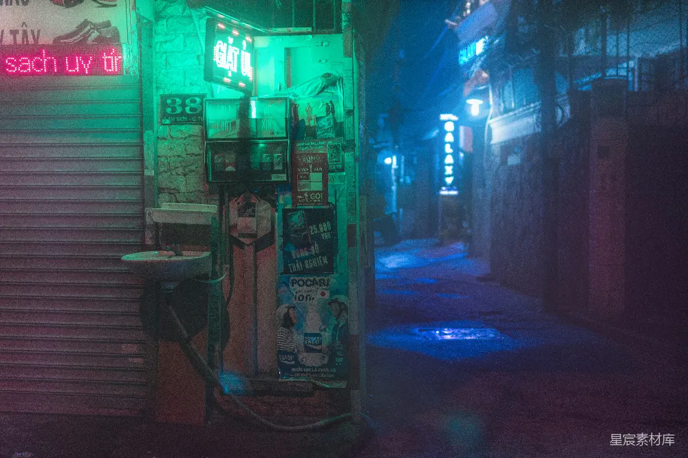 高清摄影  穿黑色衬衫的男人站在商店附近