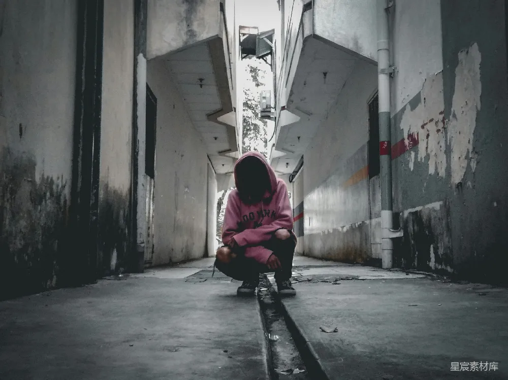 高清摄影  地上的人在结构之间