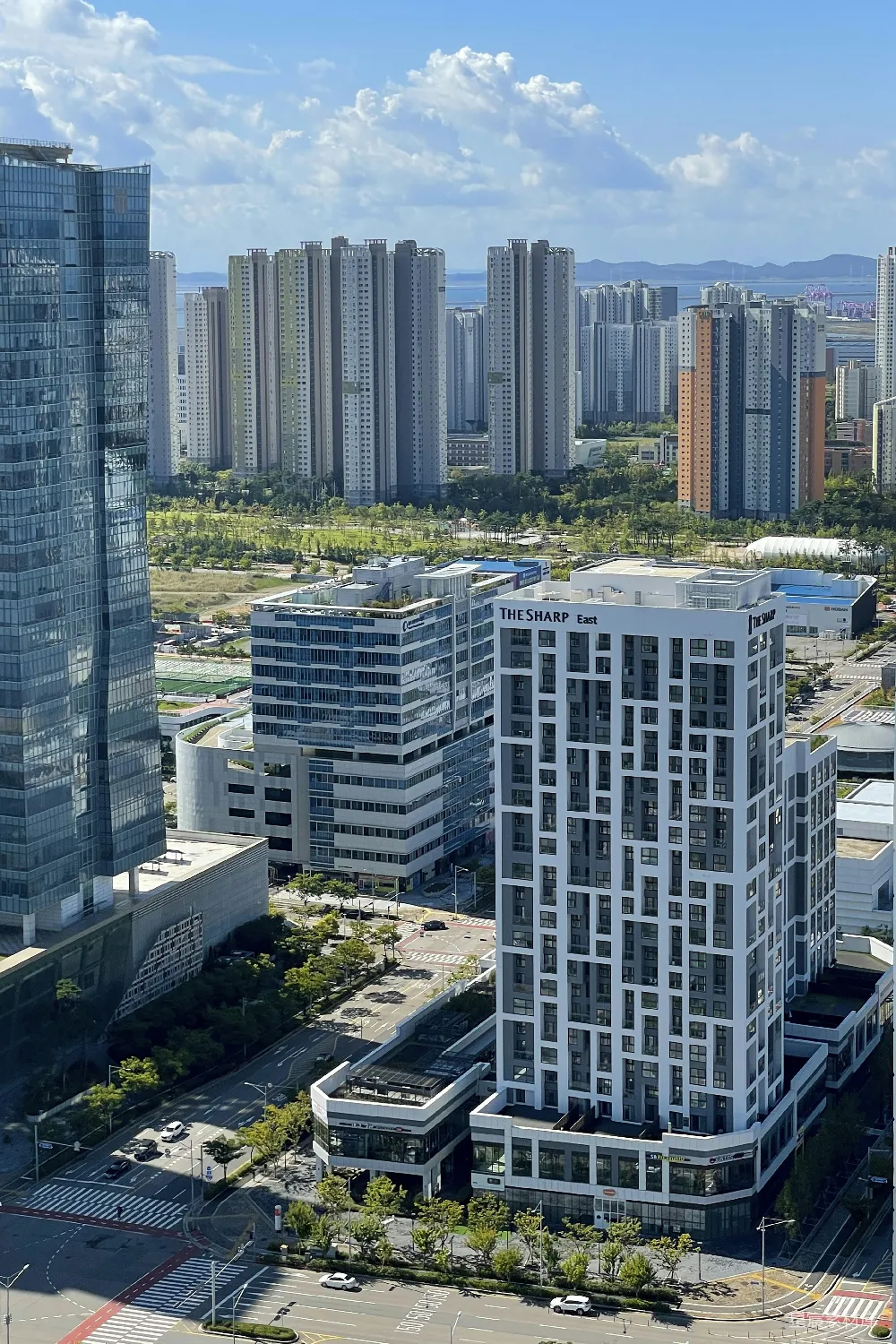 高清摄影  城市上空的航拍视角，显示了高耸的建筑物。