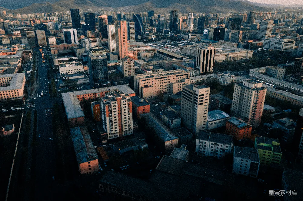 高清摄影  一座城市的空中俯瞰图，背景中有山脉。
