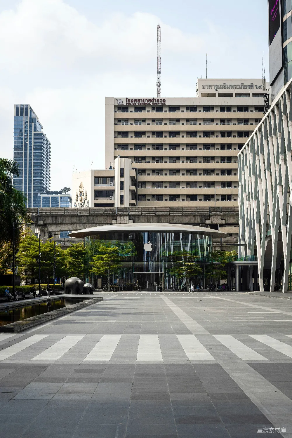 高清摄影  一座大型建筑物上有一座非常高大的桥梁。