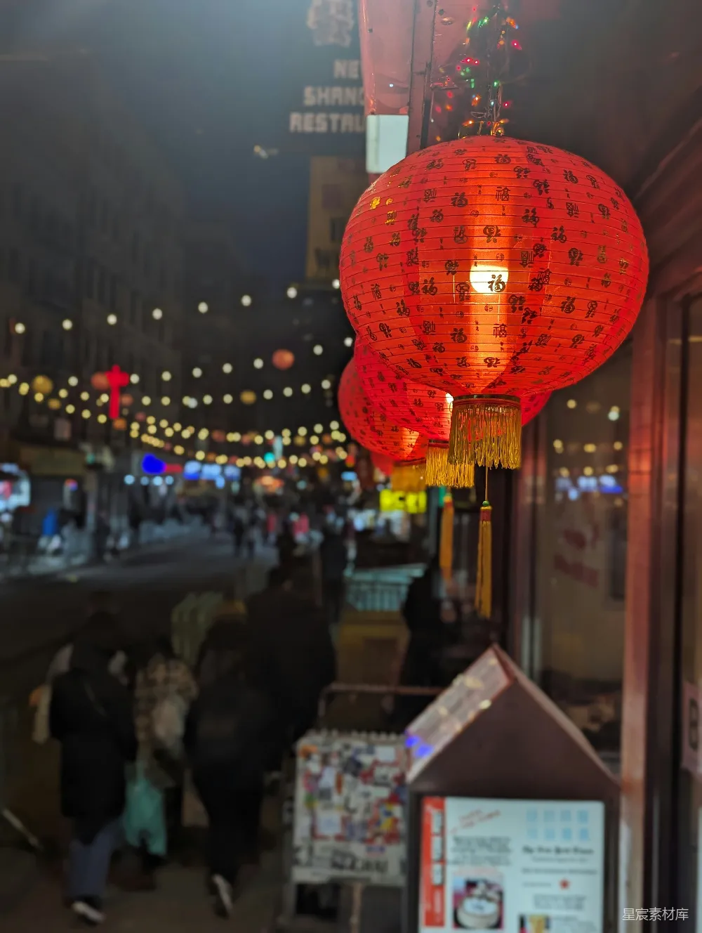 高清摄影  一座建筑物旁边街道上挂着一盏红灯。
