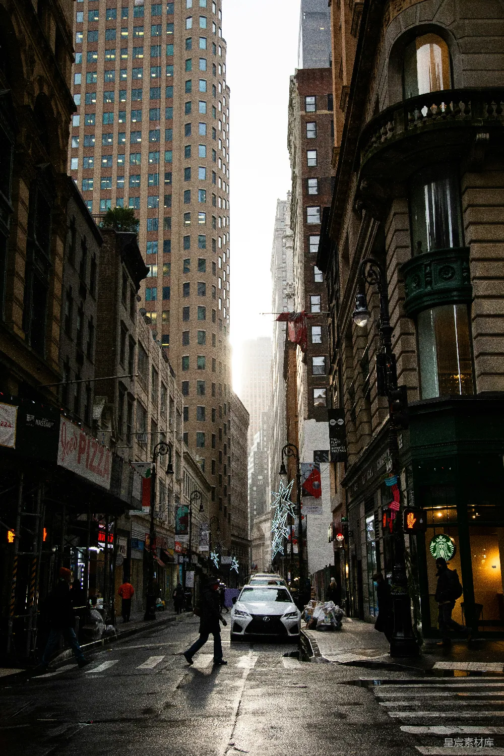 高清摄影  一个男人正穿过街道，旁边是高楼大厦。