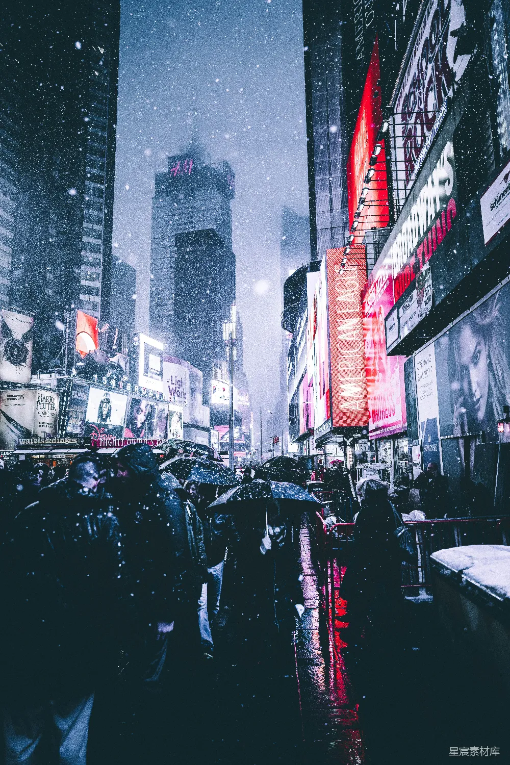 高清摄影  人们在建筑物之间打着伞。