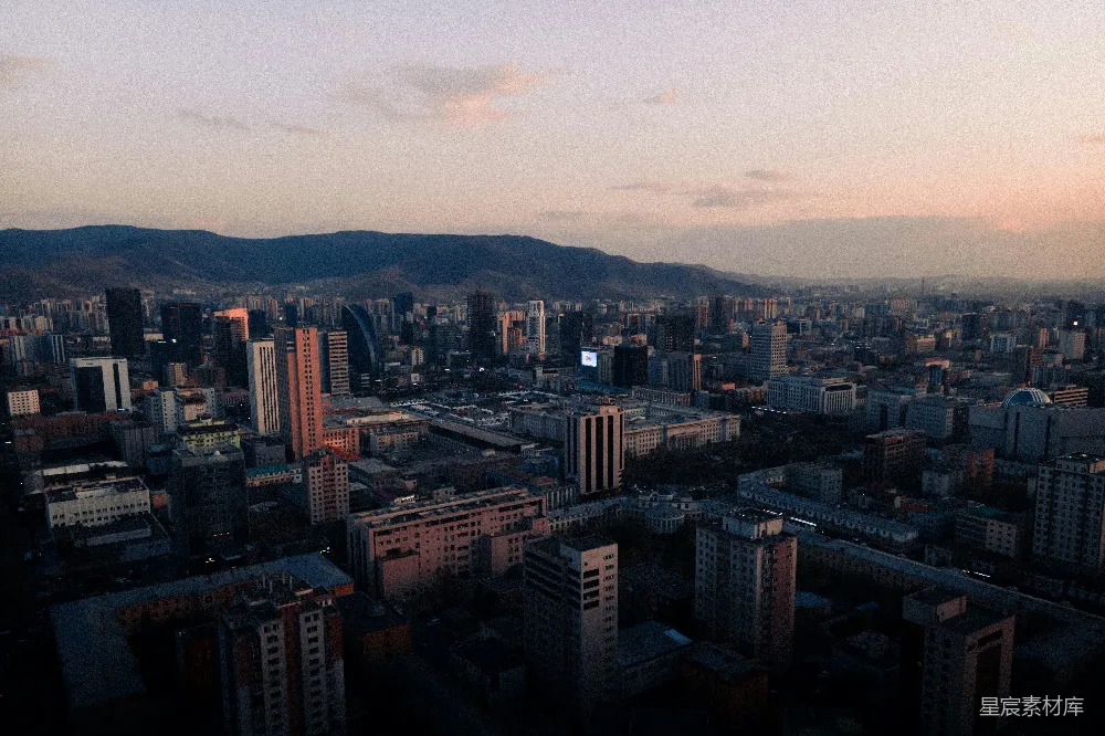高清摄影  一个城市的空中俯瞰图，背景中有山脉。