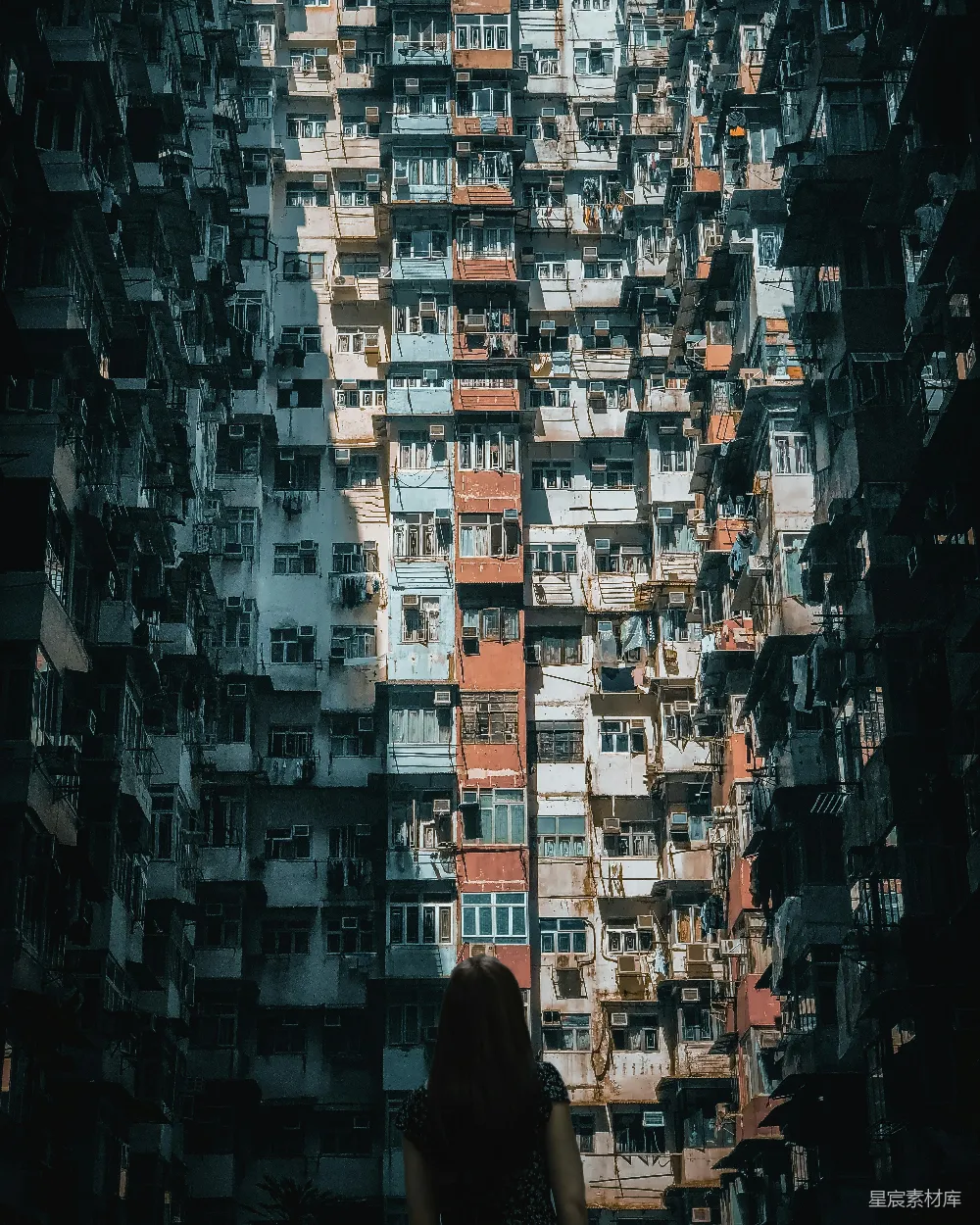 高清摄影  穿着黑色夹克的女人站在建筑物前