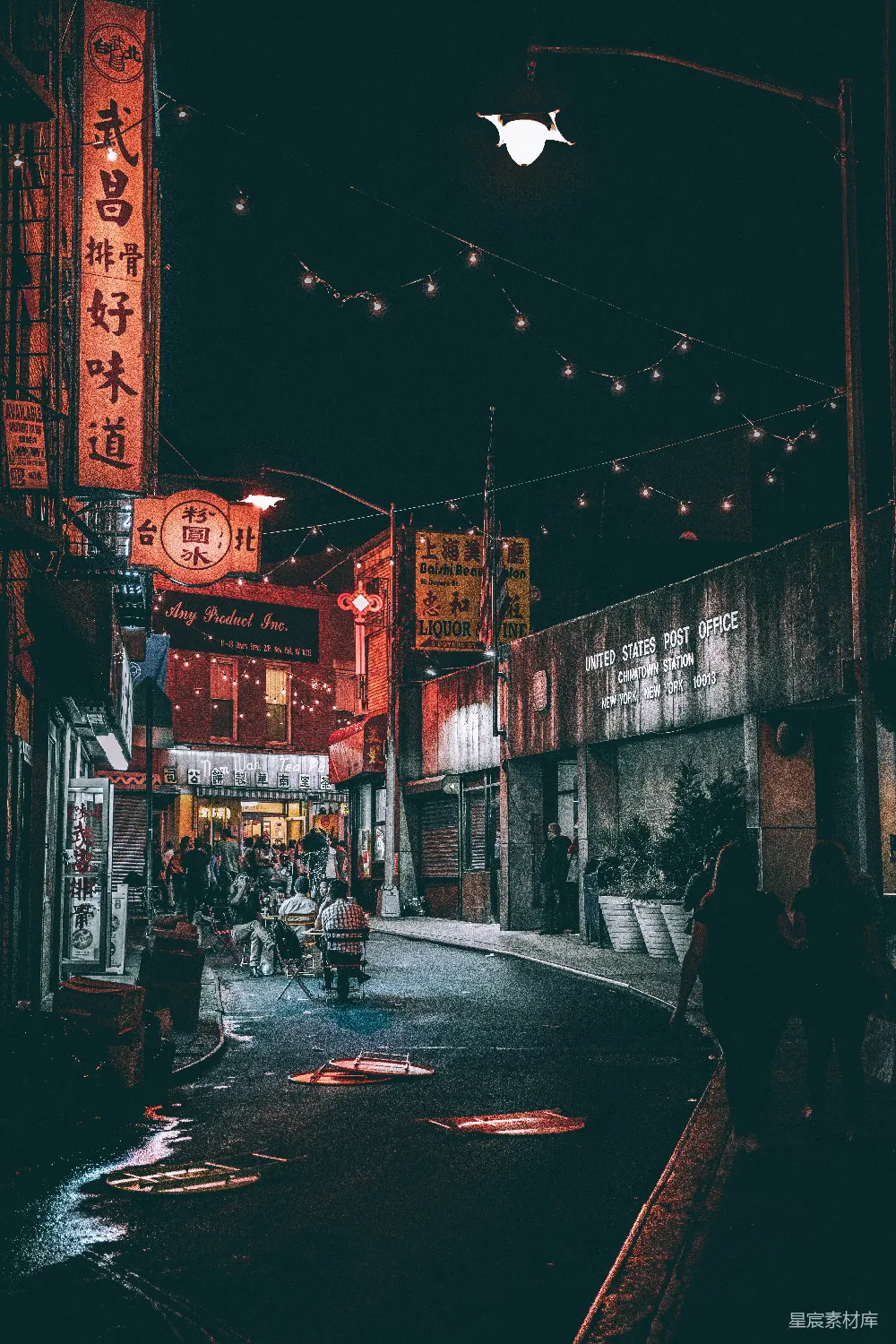 高清摄影  夜晚灰楼间的人
