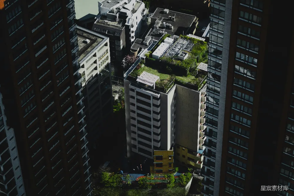 高清摄影  一个城市的空中俯瞰图，可以看到高耸的建筑。