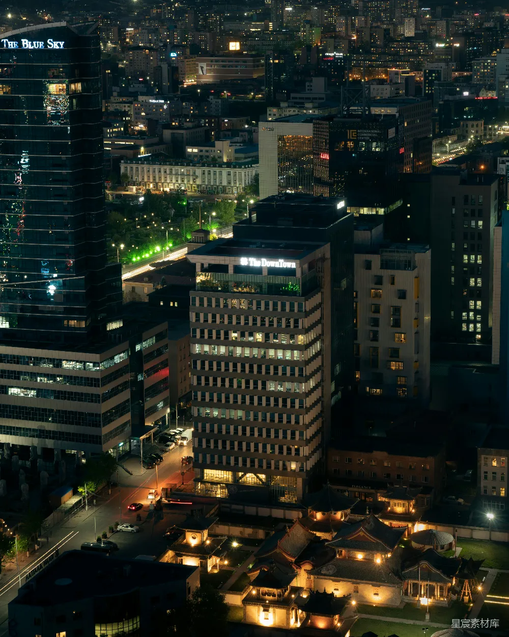 高清摄影  夜晚从一栋高楼顶部俯瞰城市景色