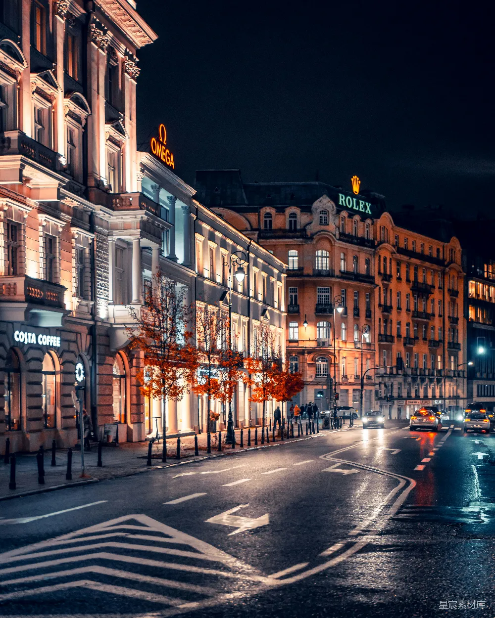 高清摄影  夜晚的城市街道，车辆在上面行驶。