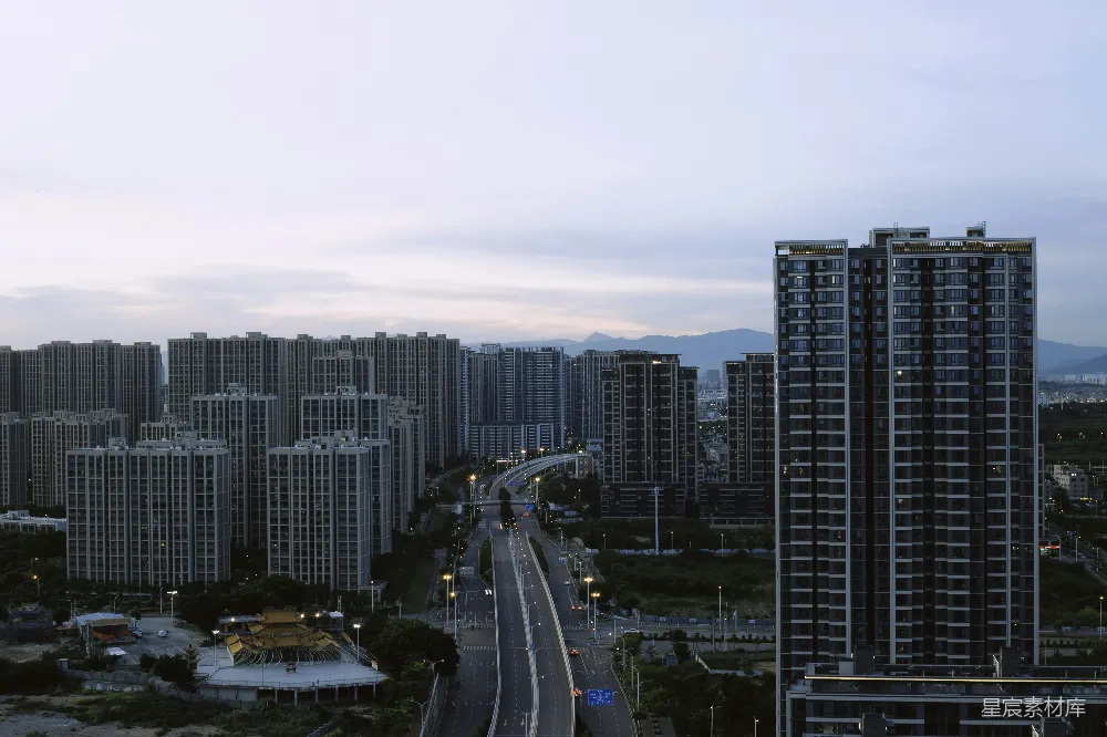 高清摄影  一座城市的景象，高耸的建筑林立其间。