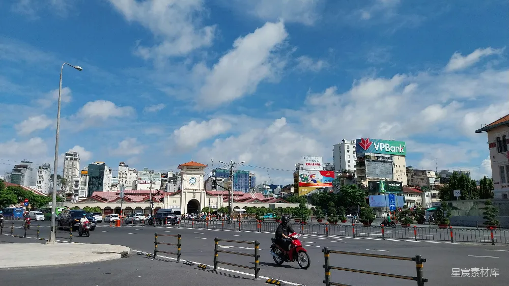 高清摄影  一个骑摩托车的人在城市街道上行驶