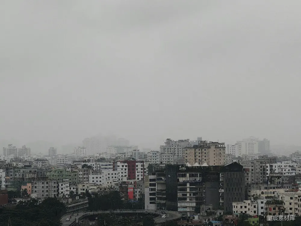 高清摄影  城市景象笼罩在雾中，天空阴沉。