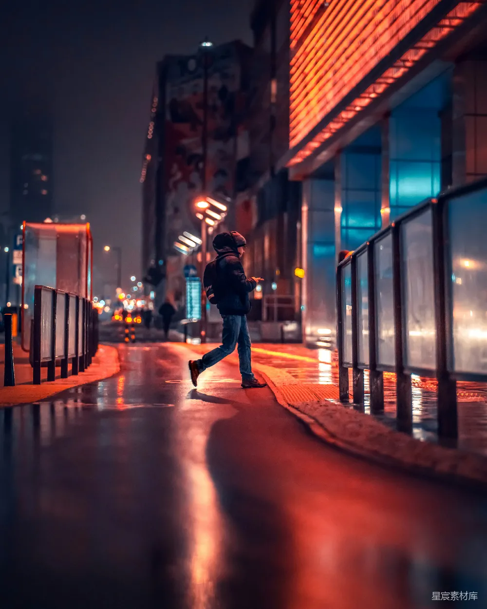 高清摄影  一个人在夜晚沿着街道行走