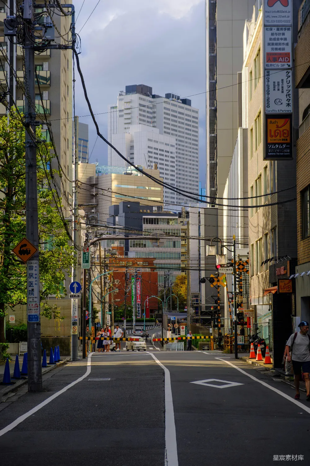 高清摄影 旅行 一条城市街道，背景中有高楼大厦。