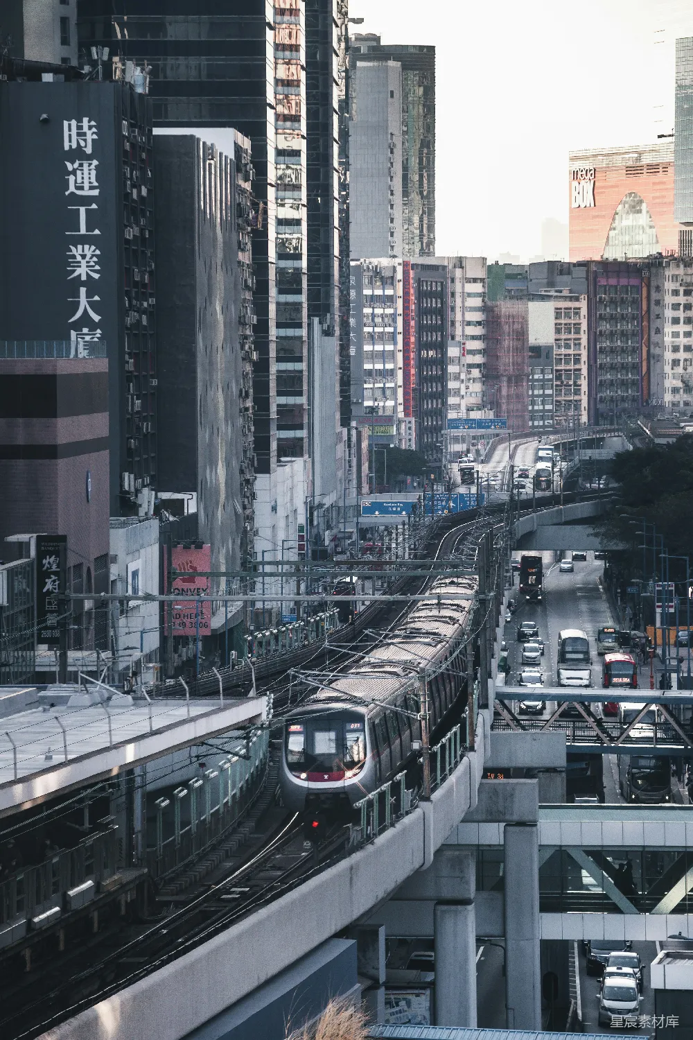 高清摄影  白天的铁路轨道上有黑白相间的火车。