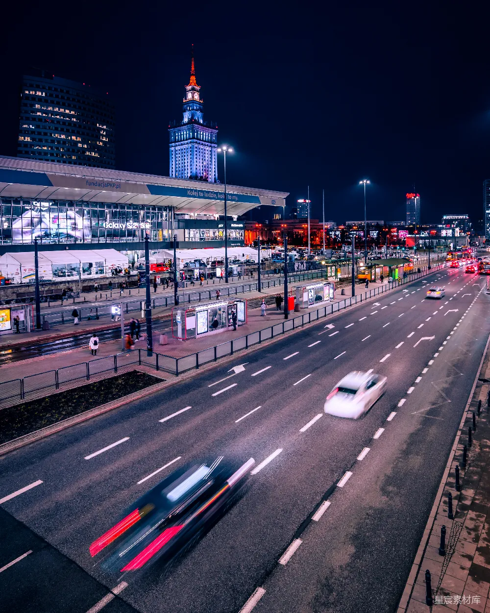 高清摄影 壁纸 一条夜晚的市街，车在上面行驶。