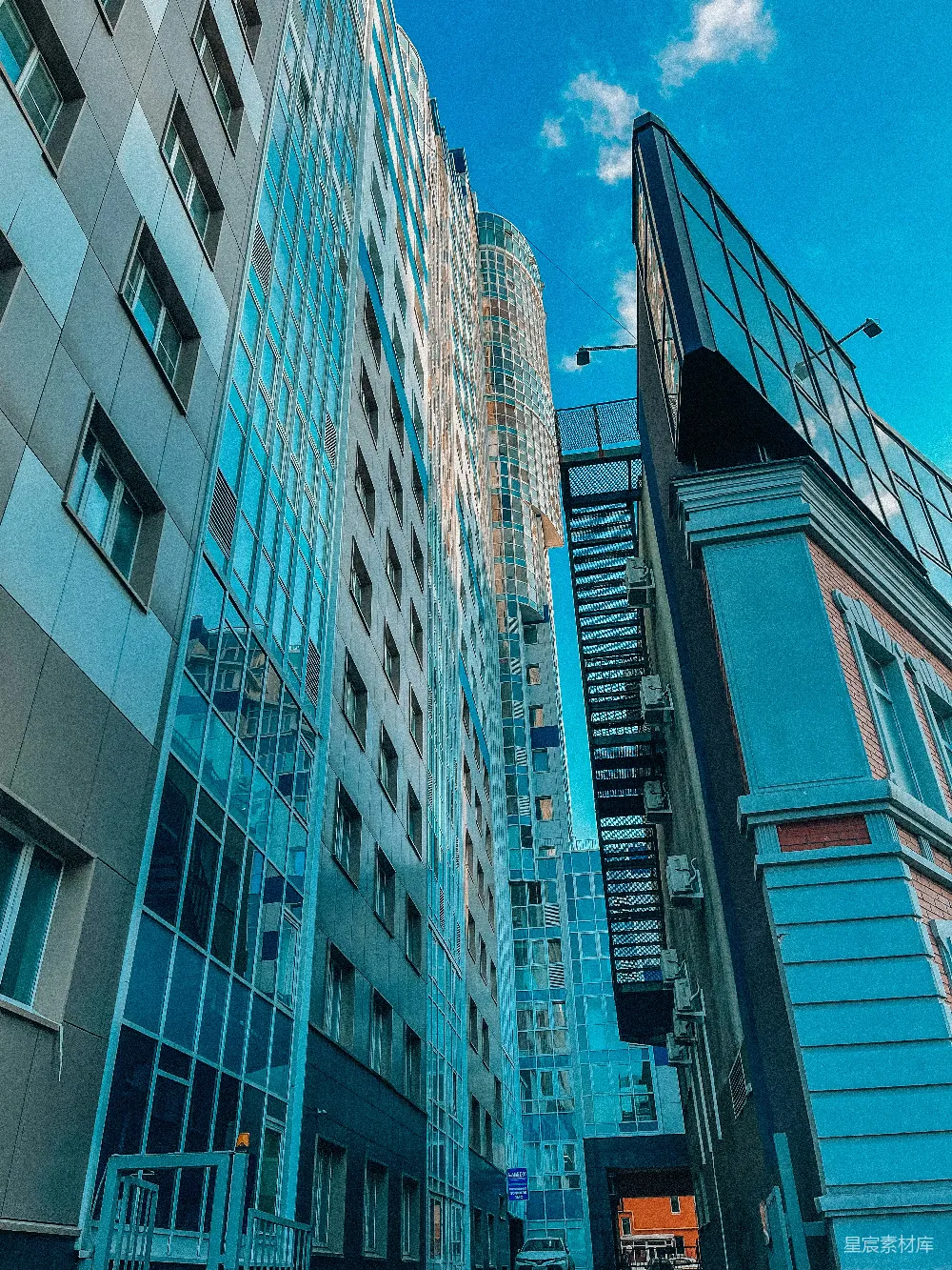 高清摄影  几栋高大的建筑物并排矗立。