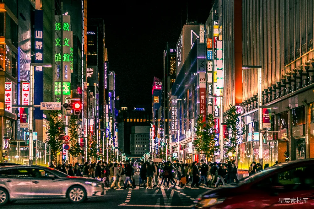 高清摄影  人们在夜间走在街上