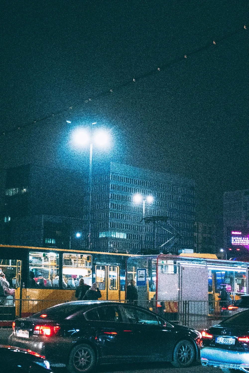 高清摄影  一条夜晚充满车流的城市街道