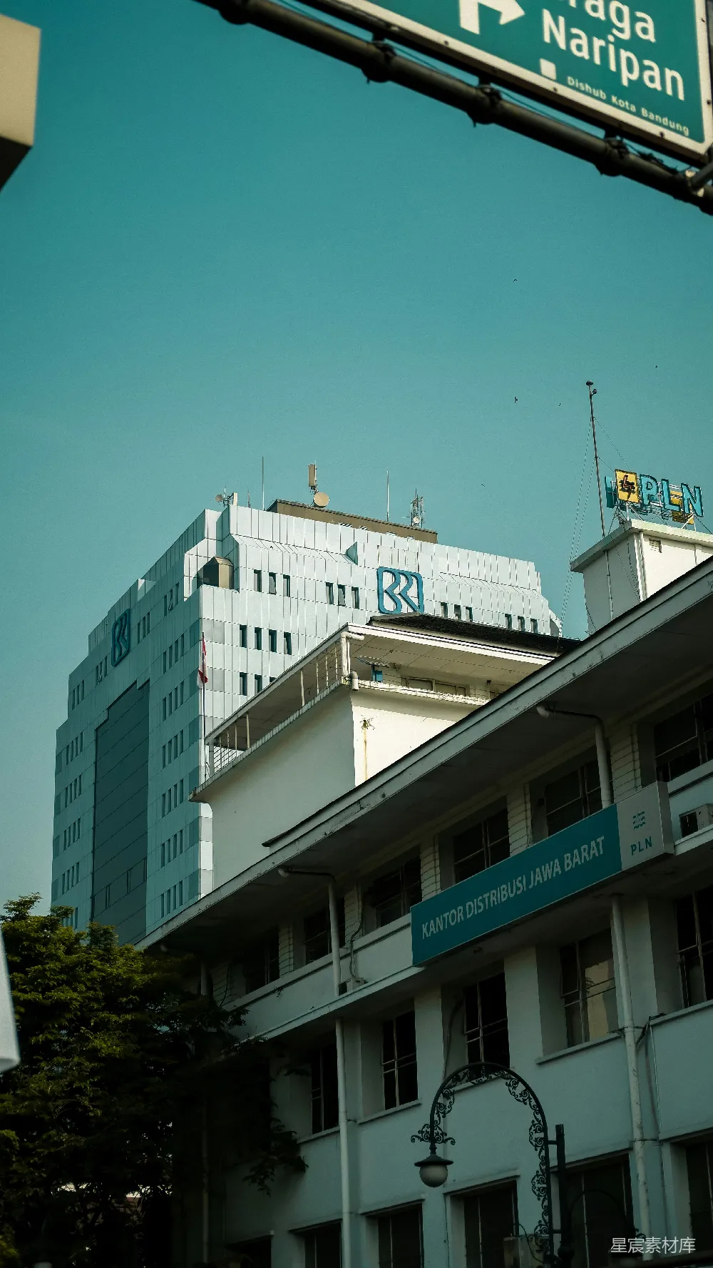 高清摄影  一根杆子上的街道标志
