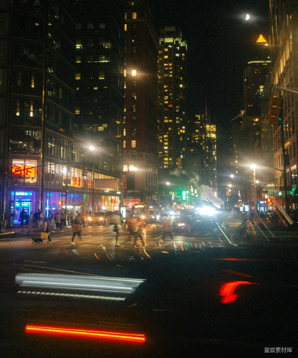 高清摄影  夜晚模糊的城市街道，带有光迹。