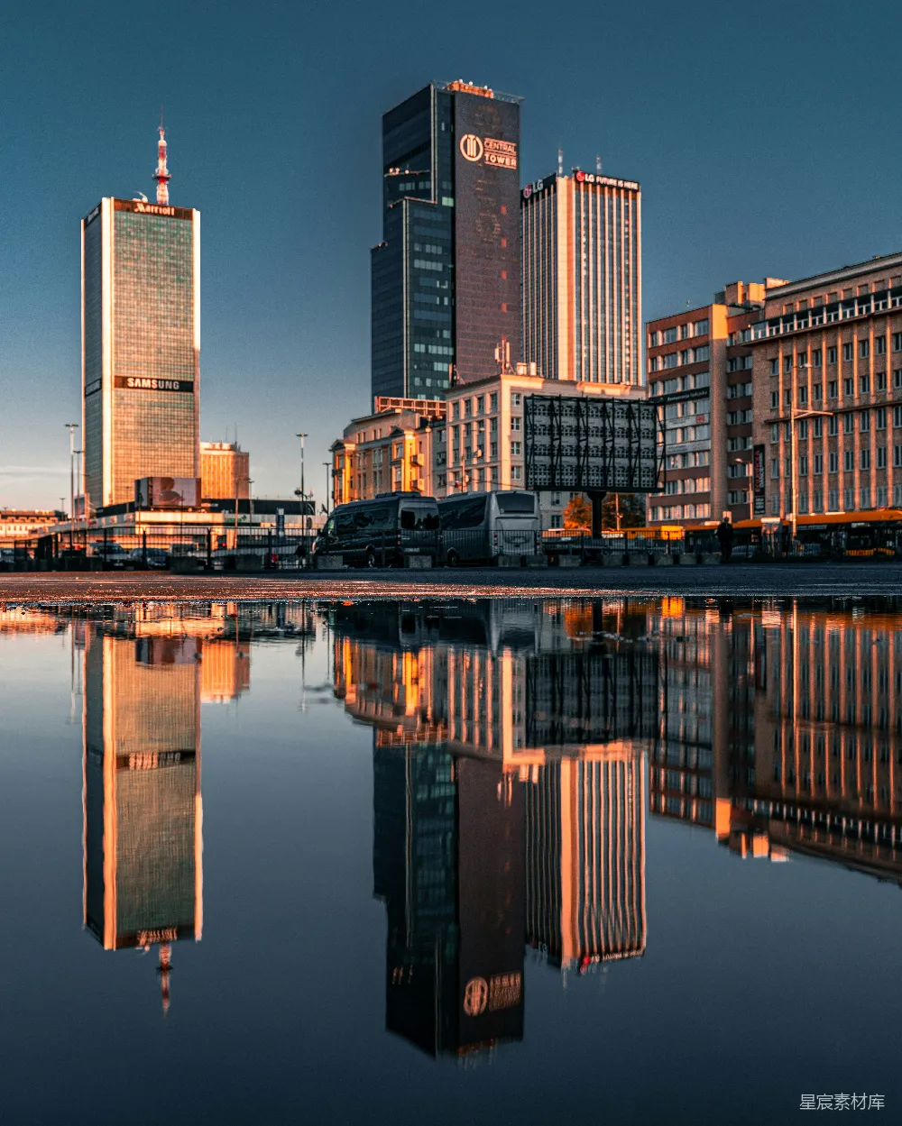 高清摄影  一片大面积的水域，背景中有建筑物。