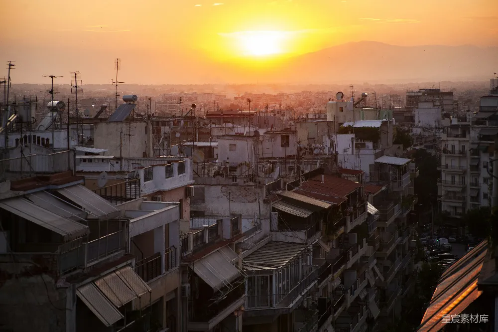 高清摄影  夕阳正洒落在一座高楼林立的城市上。