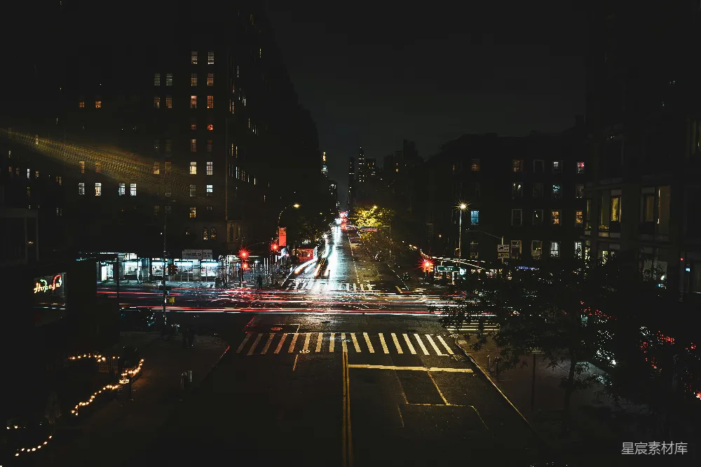 高清摄影 壁纸 一个夜晚的街道，有红绿灯。