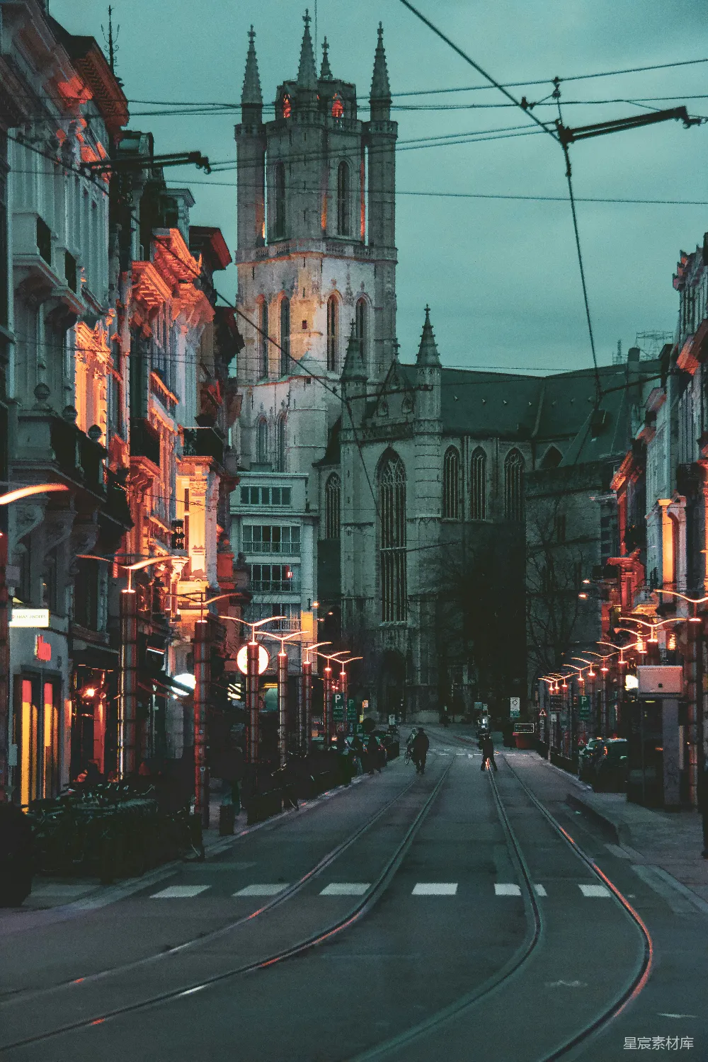 高清摄影  夜晚的城市街道上有一列火车停在轨道上。