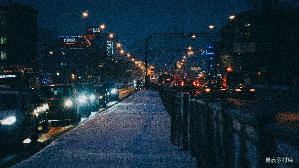 高清摄影  夜晚一条车流滚滚的街道